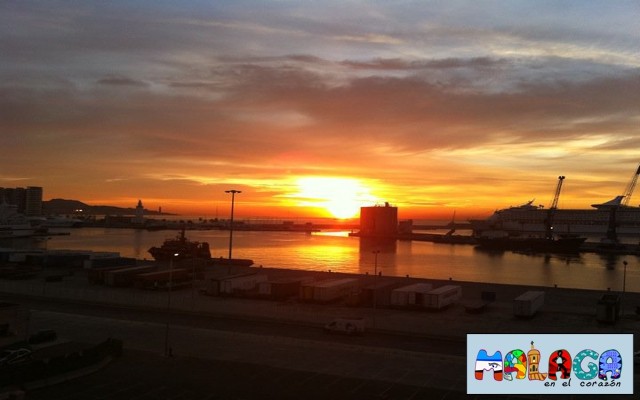 Amanecer en el Puerto de Málaga. Venancio Moreno